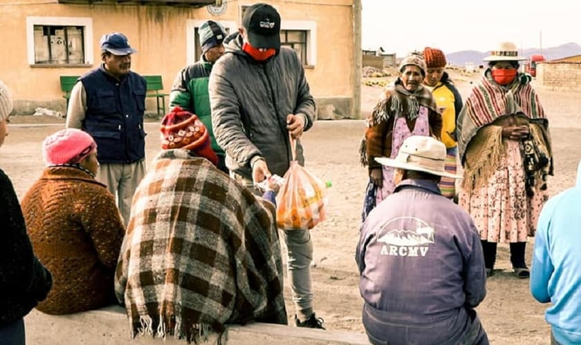 Organização cristã distribui ajuda humanitária em uma área rural da Bolívia. (Foto: MedFund Bolivia)