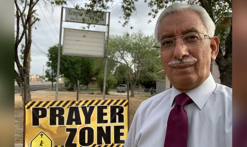 O pastor do Templo Emanuel, Dino Espinoza, que teve a ideia de montar drive-thru de oração em sua igreja. (Foto: Reprodução/ AG News)