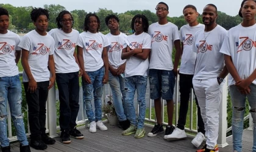 Jovens “adotados” por pastor têm vida transformada. (Foto: Reprodução / GOD TV)