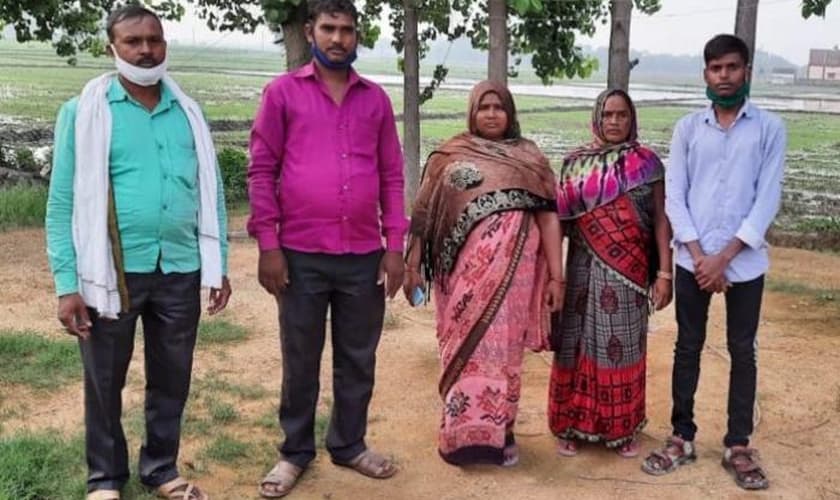 Família do Rev. Vikas Gupta ameaçada em uma vila remota no distrito de Azamgarh, Uttar Pradesh, em 2 de julho. (Foto: Reprodução / Asia News)