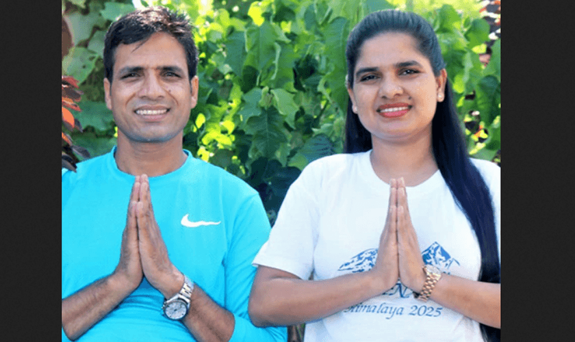 Pastor Keshab Raj Acharya e sua esposa Junu após sua libertação sob fiança no Nepal. (Foto: Reprodução / Morning Star News)