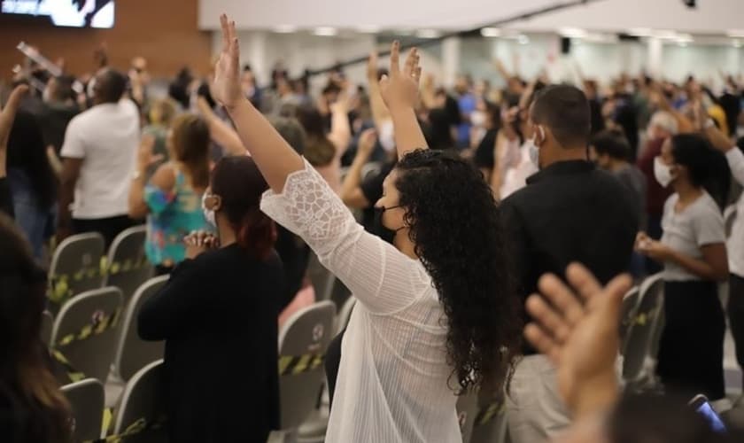 Fiéis participam de culto com máscara em meio a pandemia do coronavírus. (Foto: ADVEC Natal)