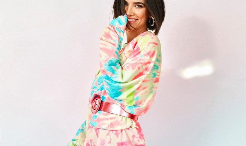 O tie-dye se consagrou como a tendência da quarentena. (Foto: Reprodução/Manu Gavassi/Instagram)