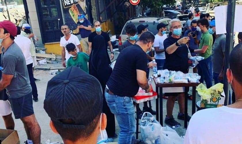 Igreja se mobiliza para levar alimentos às ruas de Beirute após explosão devastadora. (Foto: Instagram / Reprodução)