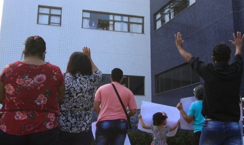 Gabriel acompanhou a homenagem da janela do hospital (Foto: Dayana Souza / AT) 