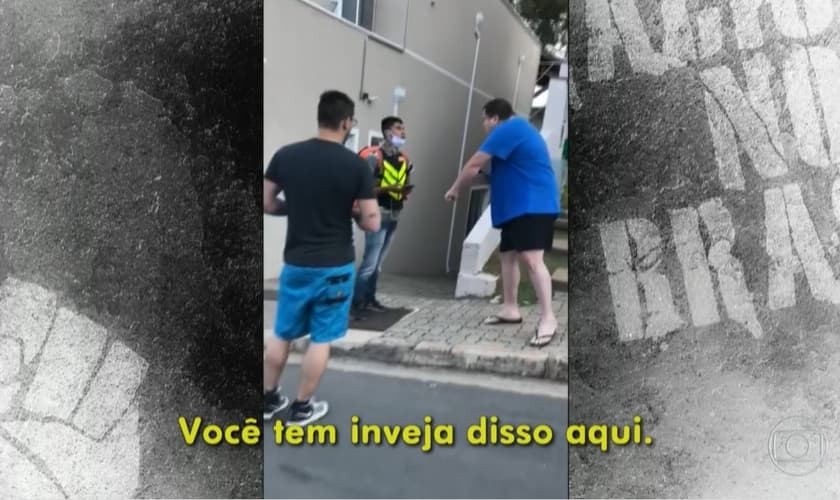 Morador chegou a fazer ofensas relacionadas à cor de Matheus. (Imagem: Fantástico / Reprodução)