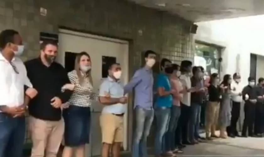 Grupo pró-vida durante manifestação em frente ao hospital em Recife. (Foto: Reprodução)