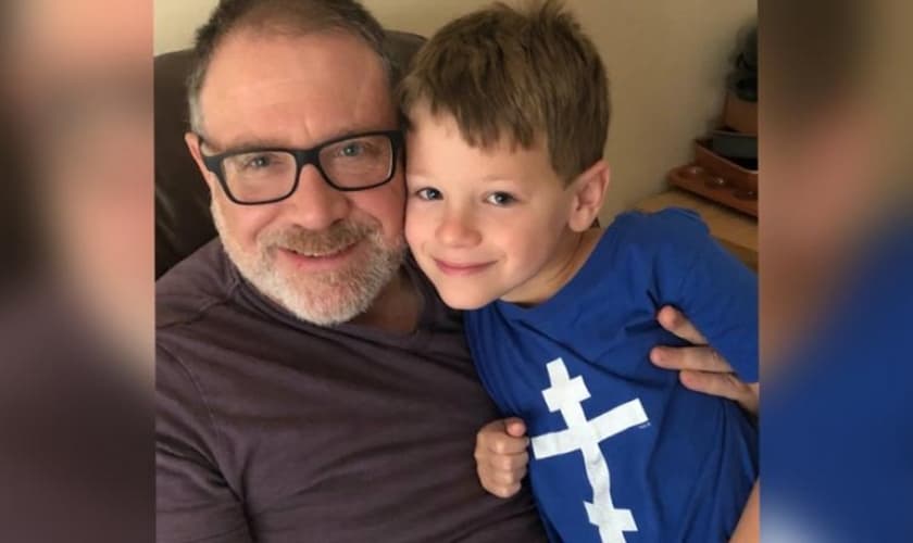 James Younger (direita) está travando uma batalha judicial para impedir que sua ex-esposa transforme seu filho de 8 anos em uma menina. (Foto: Facebook / Save James)