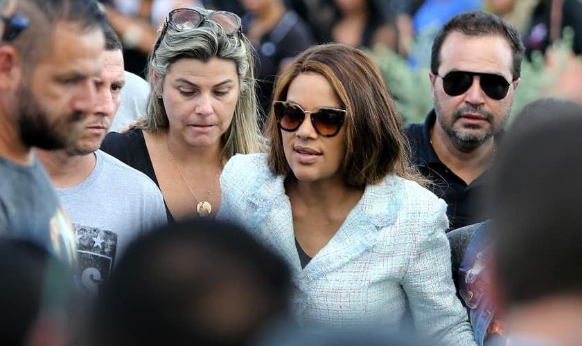 Flordelis (de casaco branco) durante o enterro de Anderson do Carmo de Souza. (Foto: Wilton Junior/Estadão Conteúdo)