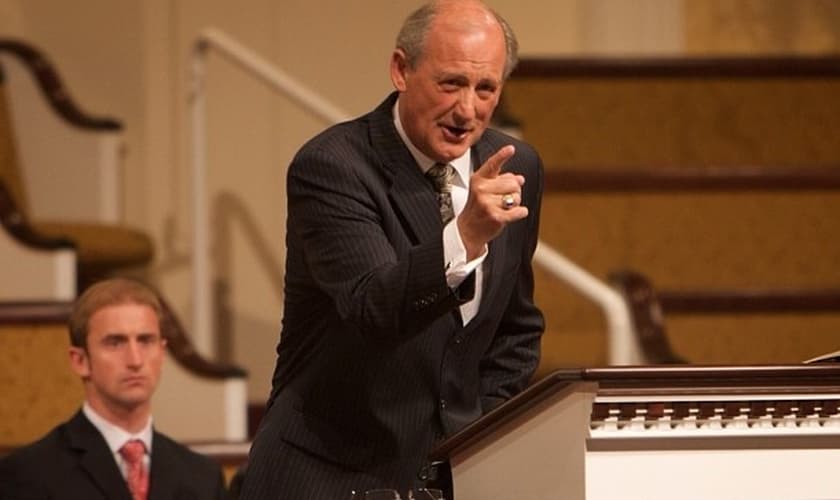 Pastor Jack Trieber lidera a North Valley Baptist Church, na Califórnia, que foi multada após cristãos cantarem em culto. (Foto: Stuff Fundies Like)