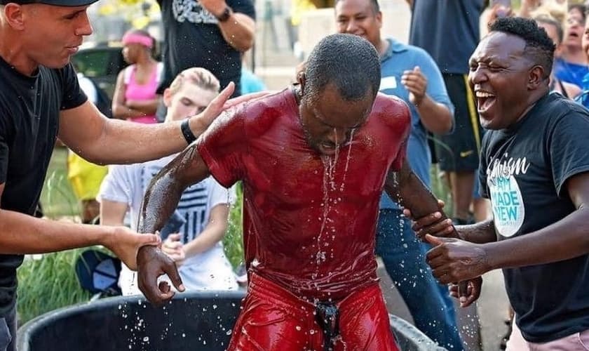 Jovem é batizado nas ruas de Wisconsin. (Foto: Reprodução / GOD TV)