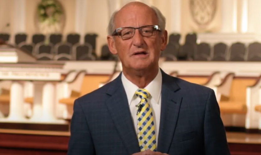 Pastor Jack Trieber lidera a North Valley Baptist Church, na Califórnia, que foi multada após cristãos cantarem em culto. (Imagem: Youtube /  Reprodução)