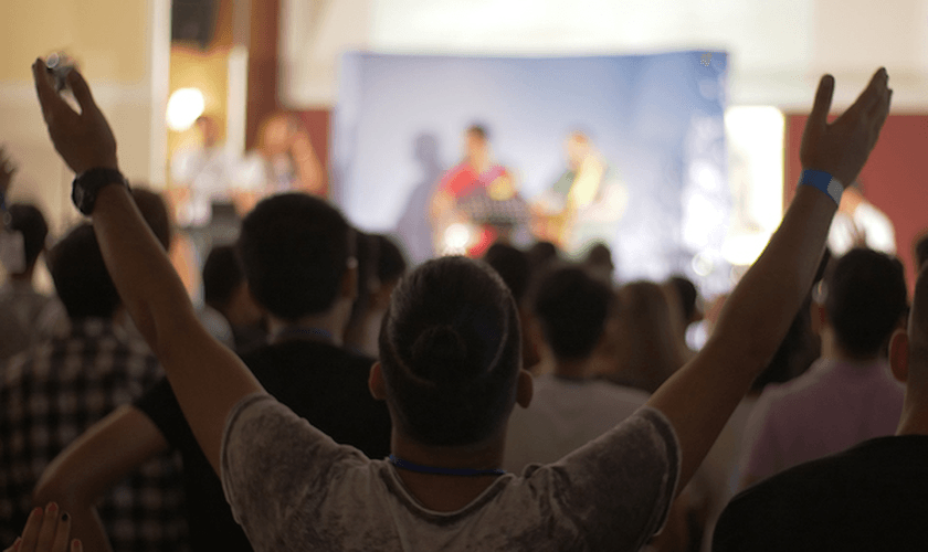 Iranianos em culto de treinamento para ministrar jovens em seu país. (Foto: Elam Ministries)