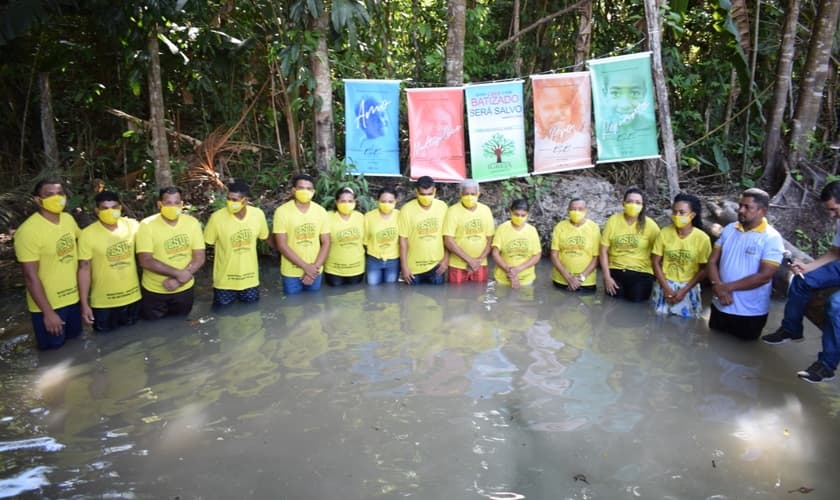 Treze pessoas foram batizadas em comunidade do Pará, sendo 10 da mesma família. (Foto: Missões Nacionais)