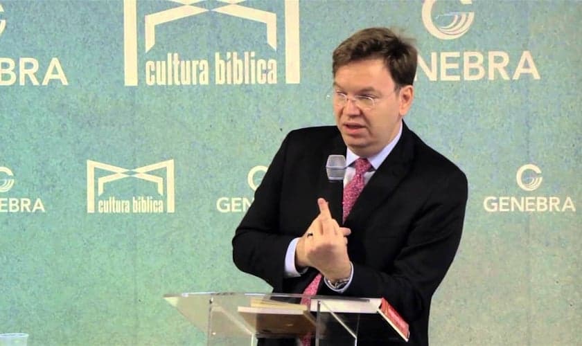 William Douglas é juiz federal e também é pastor auxiliar, além de pregar com frequência em igrejas de diversas denominações. (Imagem: Youtube)