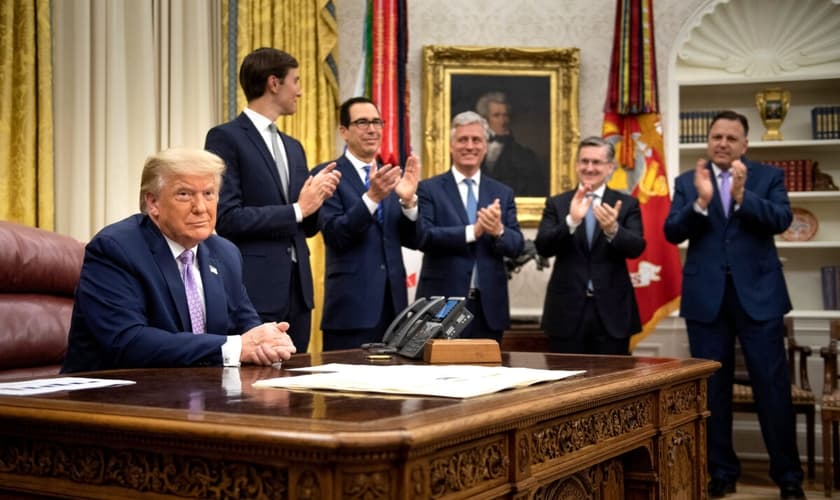 Donald Trump e equipe em anúncio do acordo entre os Emirados Árabes Unidos e Israel na Casa Branca. (Foto: Brendan Smialowski/AFP via Getty Images)