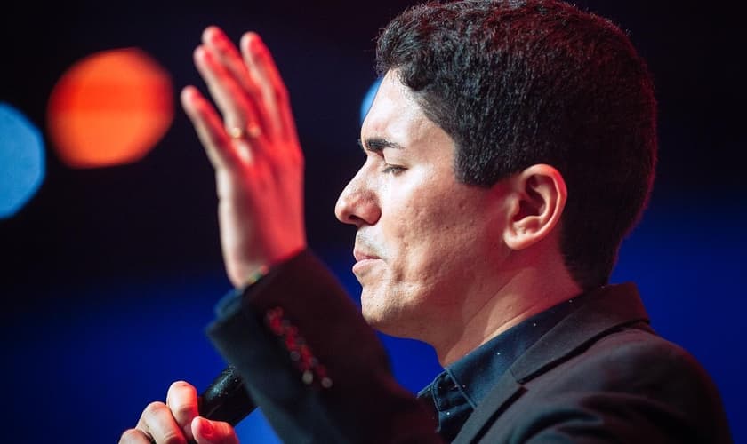 Pr. Antônio Júnior prega no evento “Sinais dos Tempos”, em São Paulo. (Foto: Reprodução / YAH Church)