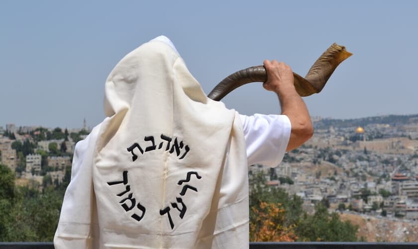 Morador de Jerusalém toca o shofar para celebrar o Rosh Hashaná 2020. (Foto: Moshe Silver)