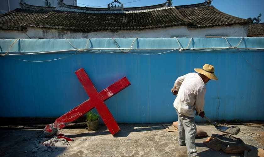 Cruz que foi derrubada por funcionários do governo chinês em uma igreja protestante no vilarejo de Taitou, na província de Zhejiang, em 2015. (Foto: Mark Schiefelbein / Associated Press)