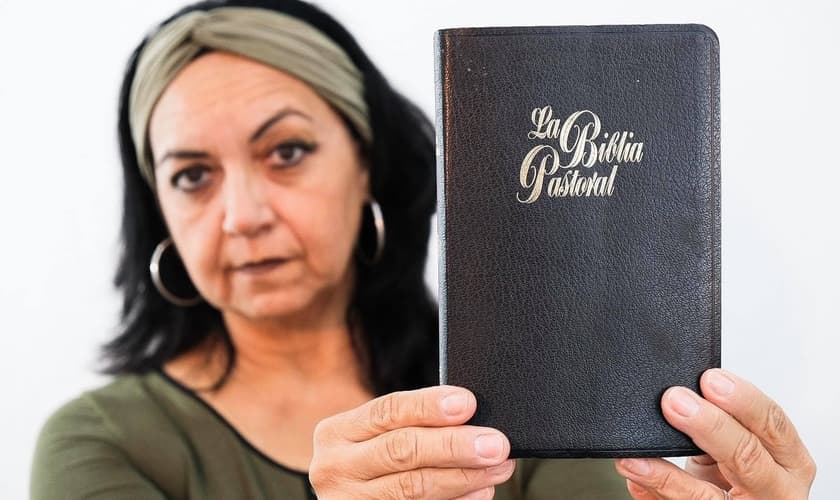 “Motivo os cristãos a postar em suas redes sociais uma foto sua com sua Bíblia, e usar hashtag #yocreoenlabiblia”, escreveu a Pra. Álida Leon em seu Facebook. (Foto: Reprodução / Facebook)