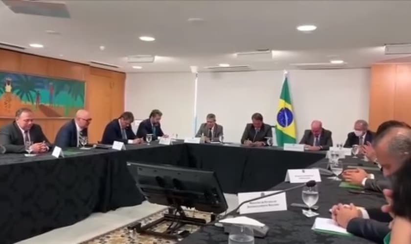 A oração foi conduzida pelo pastor, professor e ministro da educação, Milton Ribeiro. (Imagem: Facebook / Reprodução)