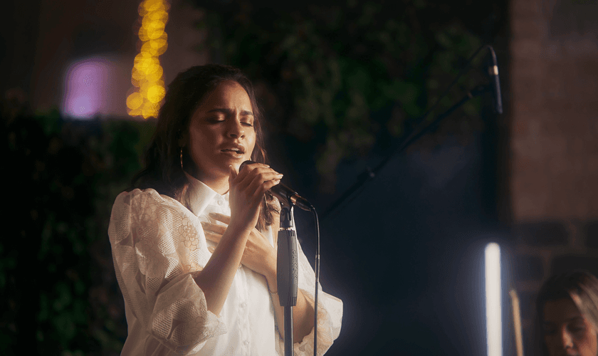 Julia Vitória está lançando o clipe "Me Deixe Aqui" em um medley com o hino "Tudo Entregarei". (Foto: Divulgação)