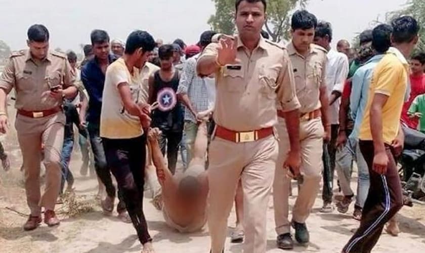 Cristão arrastado por ruas de Jharkhand por radicais hindus. (Foto: Reprodução / Asia News)