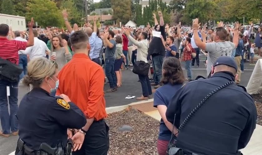 Três pessoas foram presas em Idaho por não usarem máscaras em um evento ao ar livre organizado pela igreja. (Foto: Reprodução / Facebook)
