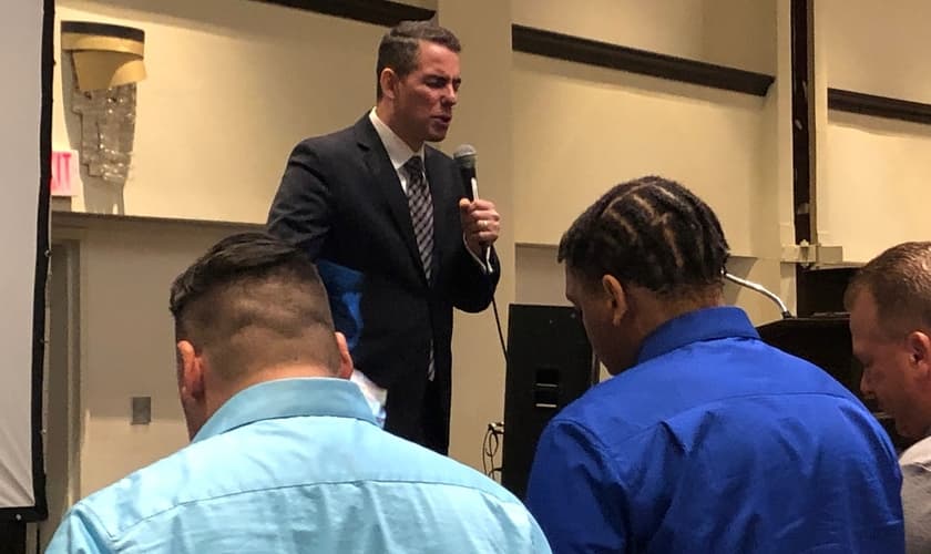 Pr. Herman Mendoza durante ministração na igreja. (Foto: Reprodução / Facebook)