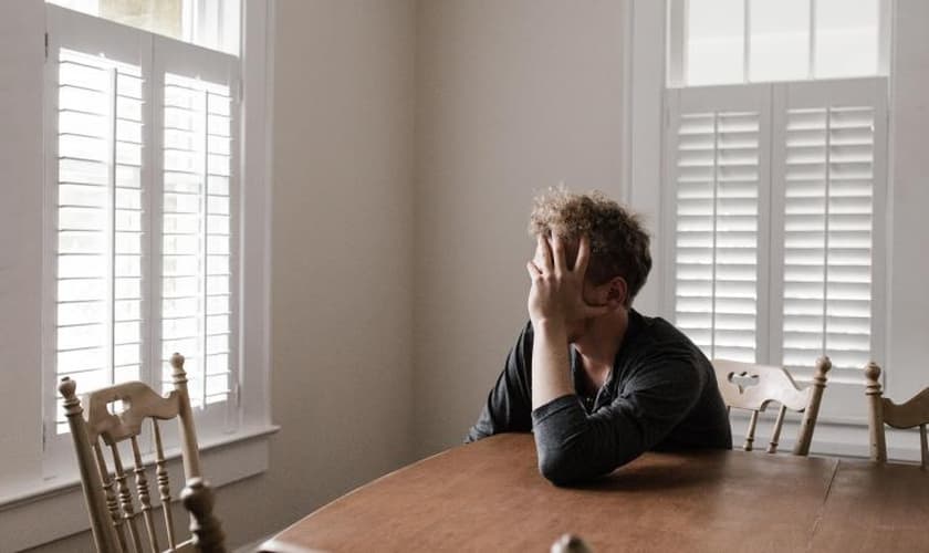 Quadros de ansiedade e depressão têm sido agravados durante o cumprimento das medidas de lockdown. (Foto: New Indian Express)