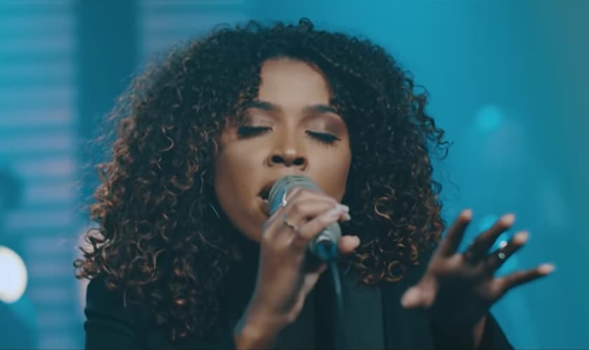 Gabriela Gomes está lançando o clipe "Deus Emanuel". (Foto: Youtube / Reprodução)