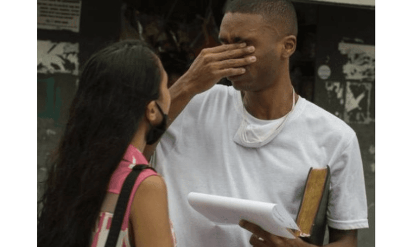 Jovem e negro Danilo foi reconhecido equivocadamente pela vítima. Na porta do presídio, ele encontrou com a esposa Ana Beatriz e o irmão Diogo Felix. (Foto: Márcia Foletto / Agência O Globo)