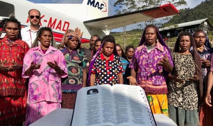 Já se passaram 20 anos desde que o povo Yali recebeu pela última vez novos exemplares da Bíblia em seu idioma. (Foto: Mission Aviation Fellowship)