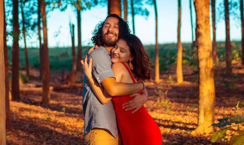 Os noivos Débora Martins, de 22 anos, e Guilherme Saito, de 28 anos. (Foto: Missões Nacionais)