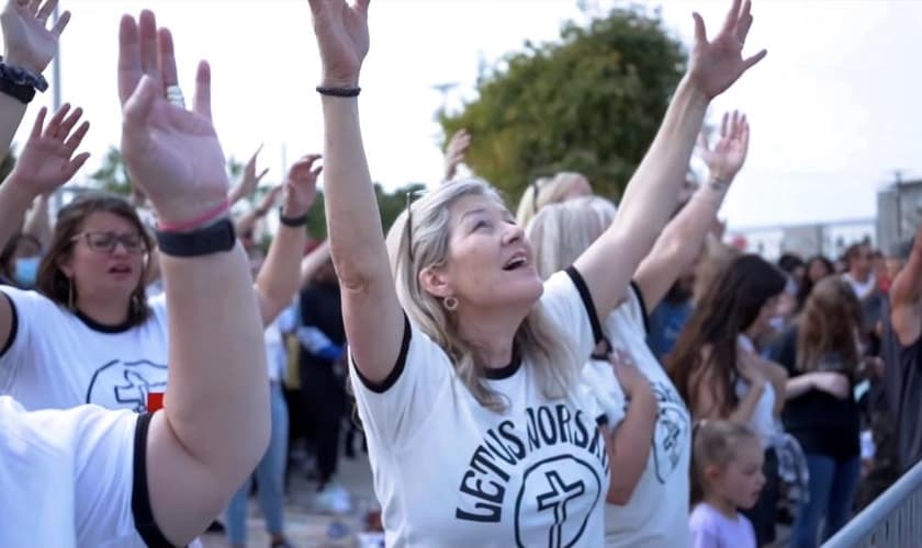 Milhares de pessoas têm se reunido para louvar e orar em momentos organizados pelo ministro de louvor Sean Feucht. (Foto: Let Us Worship / Reprodução)