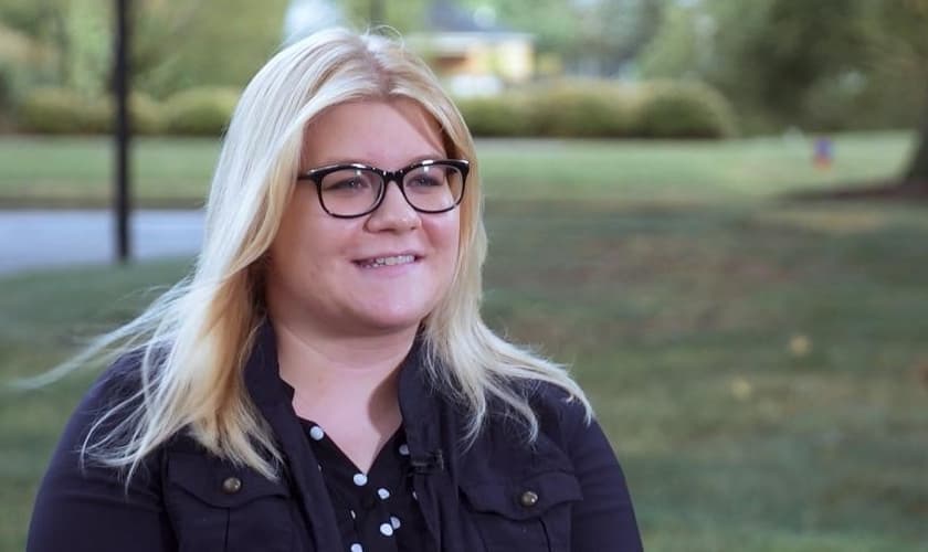 A cristã Emily Arunt é acusada de homofóbica por se recusar a desenhar bandeira trans. (Foto: Reprodução / CBN News)