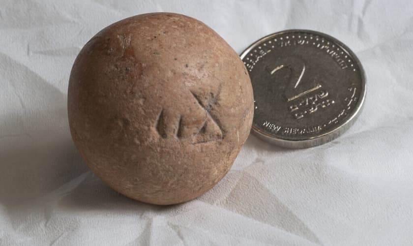 Antigo peso de dois siclos é descoberto próximo ao Muro das Lamentações. (Foto: Autoridade de Antiguidades de Israel)
