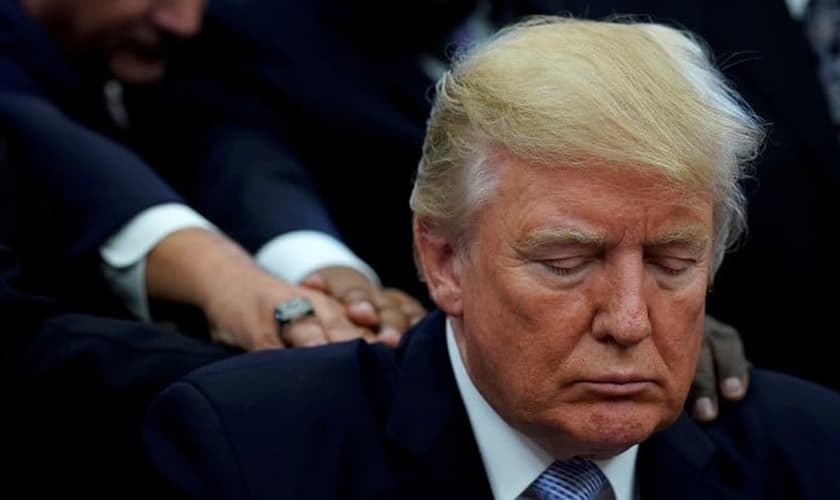 Donald Trump já recebeu por diversas vezes, líderes cristãos para orar no Salão Oval da Casa Branca. (Foto: KEVIN LAMARQUE / REUTERS)