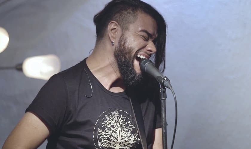 Mauro Henrique foi vocalista do Oficina G3 e hoje segue carreira solo, desenvolvendo projetos e parcerias com outros artistas. (Imagem: Youtube / Reprodução)