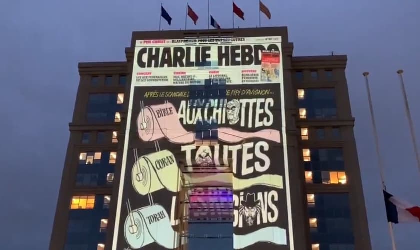 Imagem projeta nomes dos livros sagrados escritos em rolos de papéis higiênicos. (Foto: Reprodução / Twitter)