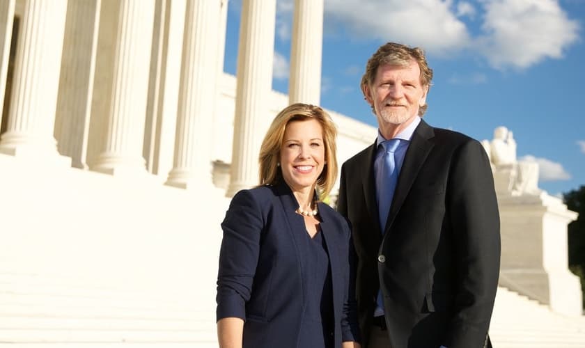 Kristen Wagoner nos degraus da Suprema Corte com seu cliente, Jack Phillips. (Foto: Reprodução / Alliance Defending Freedom)