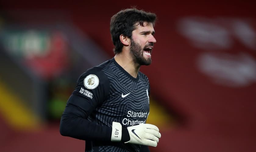 Alisson Becker durante partida do Liverpool contra o Sheffield United. (Foto: Getty Images)