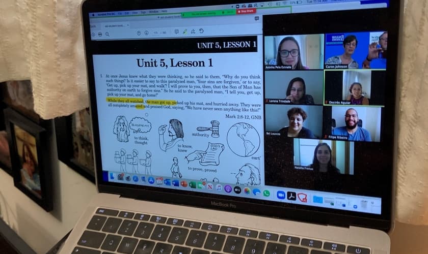 A missionária Caron Johnson conecta voluntários nos EUA com brasileiros para se encontrarem online para conversas em inglês baseadas na Bíblia. (Foto: Reprodução / BP Press)