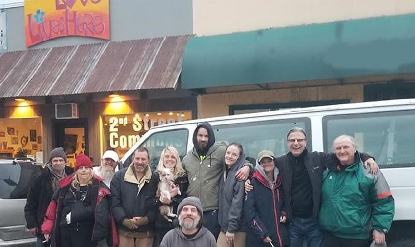 Scott (segundo da direita) e frequentadores do Ministério 2ª Chance em frente ao prédio da instituição. (Foto: Reprodução / Nazarene)