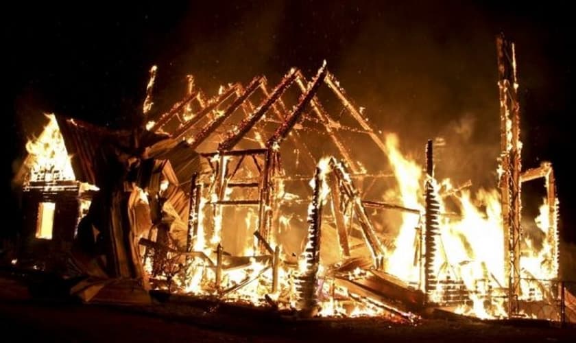 O pastor Badal Day e sua esposa tiveram sua casa e a igreja que ele lidera incendiadas por 25 homens armados, membros de uma gangue local, em Bangladesh. (Foto: S4C News)