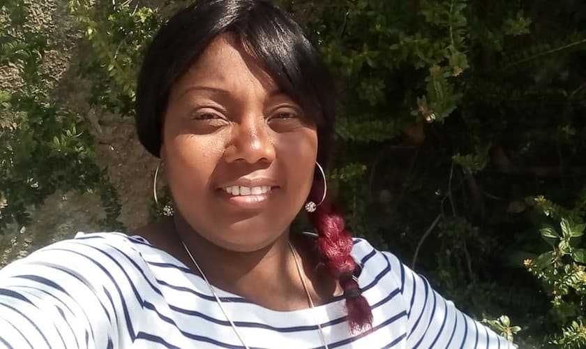 Simone Barreto Silva foi assassinada por um terrorista que atacou na Basílica de Nice, na última quinta-feira, 29. (Foto: Reprodução/Facebook/Simone Barreto Silva)