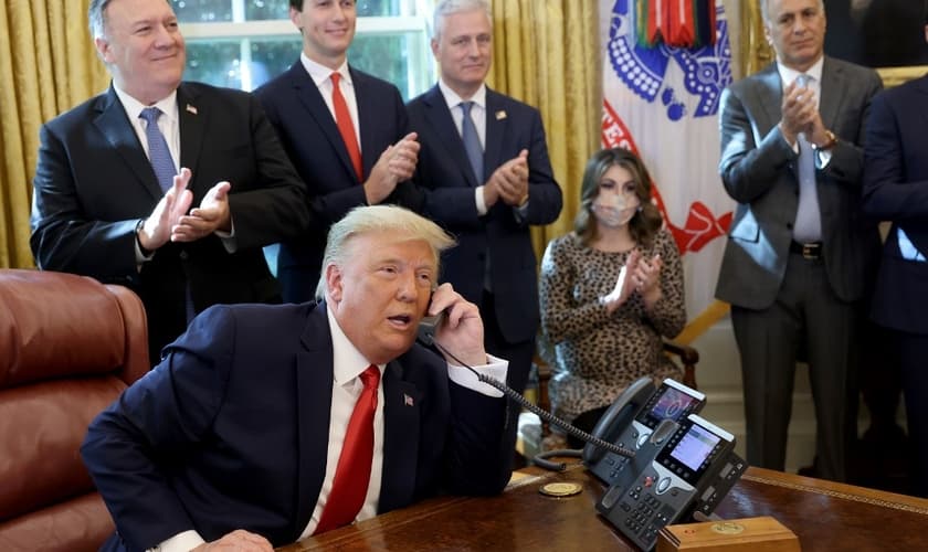 Presidente americano Donald Trump em ligação com o primeiro-ministro de Israel, Benjamin Netanyahu, na Casa Branca, em 23 de outubro de 2020. (Foto: Win McNamee/Getty Images/AFP)