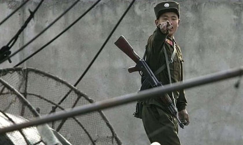 Soldado norte-coreano caminha com fuzil pendurado no ombro. (Foto: Ary News)