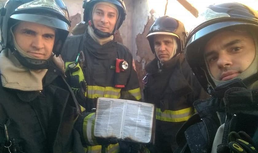 Bombeiros de Jaboticabal (SP) encontraram a Bíblia intacta. (Foto: Reprodução/Facebook/Sylvestre Natiele Vicentte Heitor)