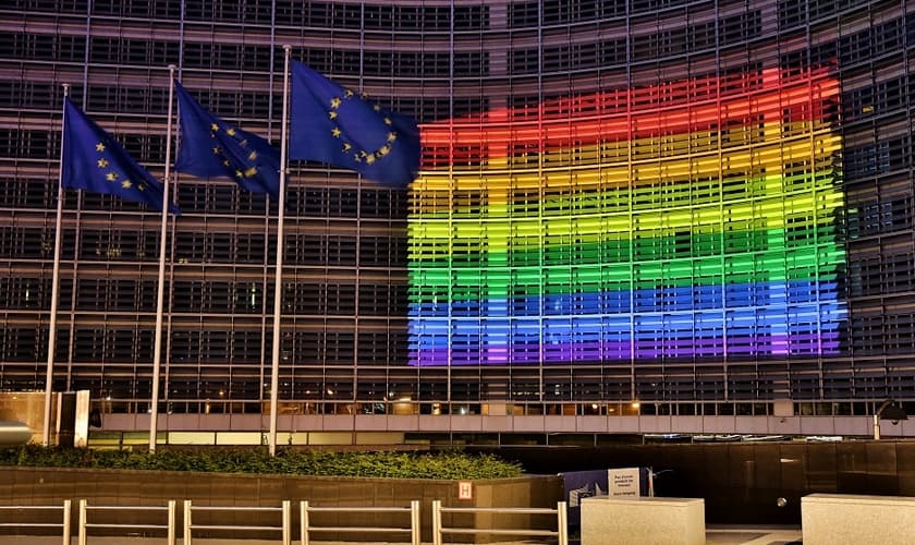 A sede da Comissão Europeia em Bruxelas, iluminada com as cores adotadas pelo movimento LGBT. (Foto: L. Kobus / Comissão Europeia)